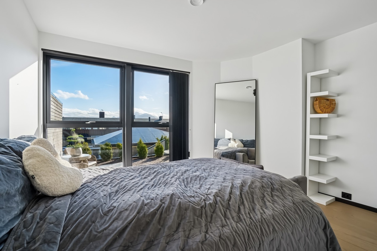 Lys malt hovedsoverommet på ca. 12,7 kvm med god plass til dobbeltseng og nattbord. Galleribilde