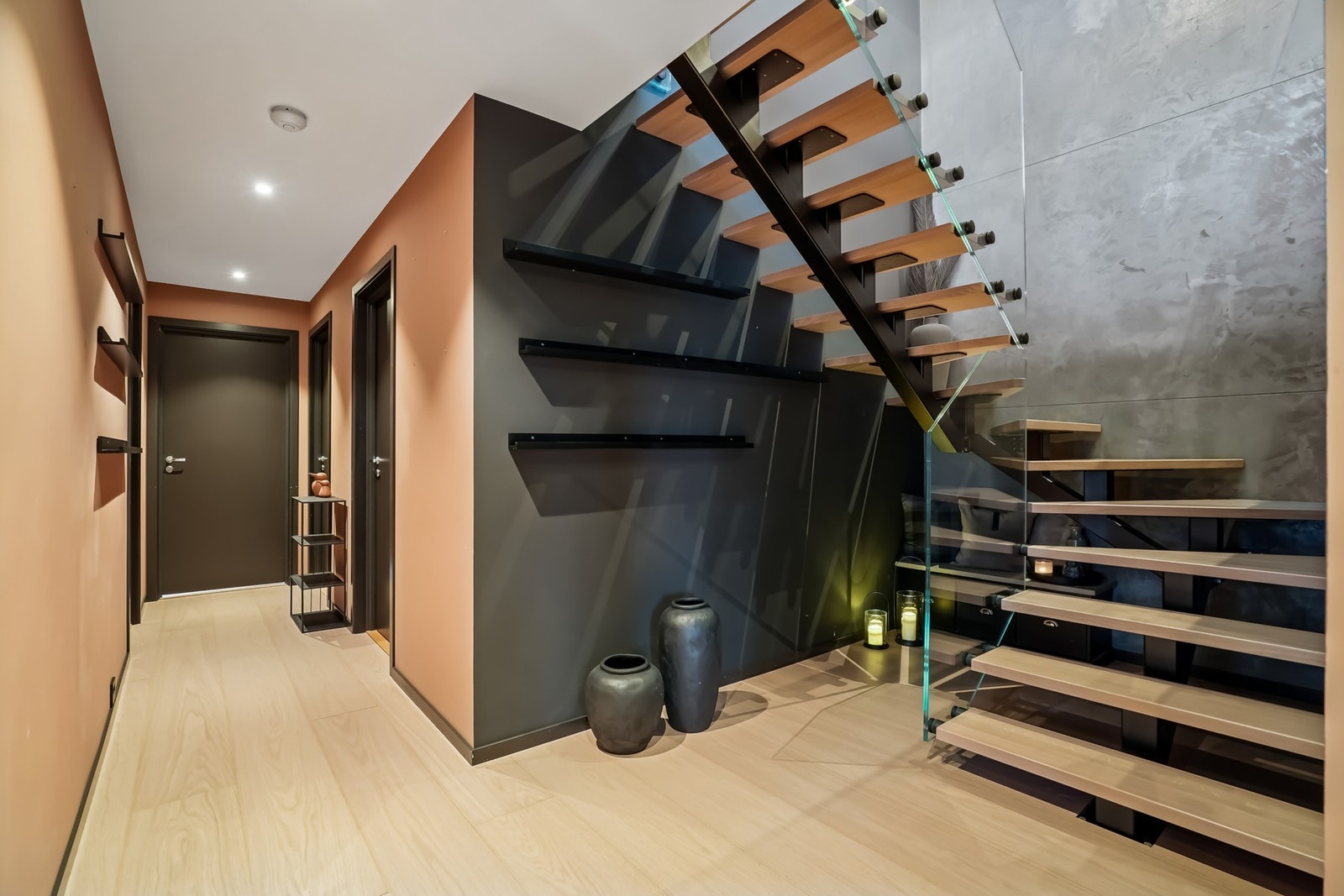 De svende eiketrinnene gir trappen en sømløs overgang mellom etasjene. Galleribilde