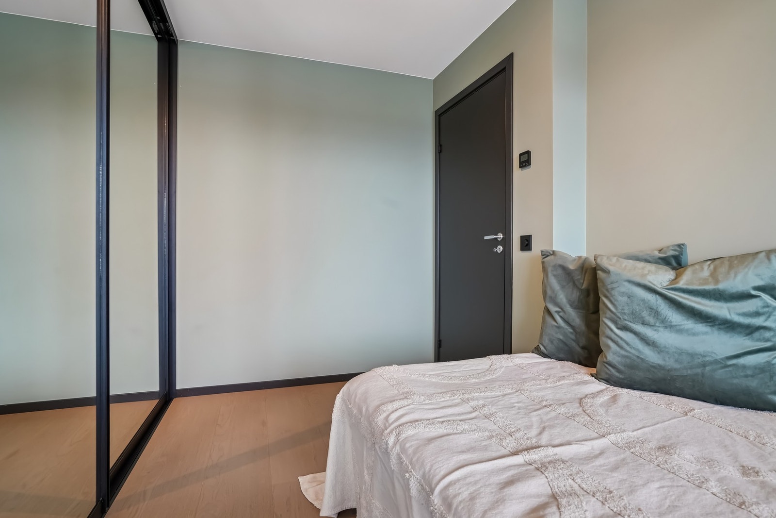 Det er allerede satt inn garderobeskap med skyvedører. Galleribilde