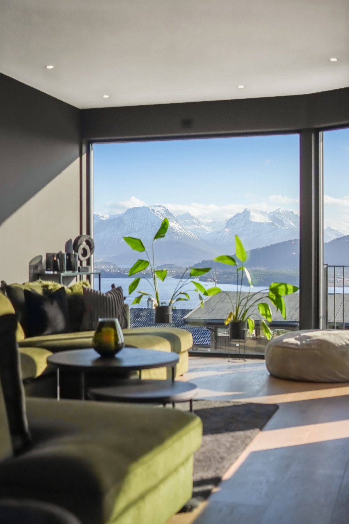 Dagslyset suppeleres av downlights i himling, samt de store vindusflatene som slipper inn rikelig dagslys. Galleribilde