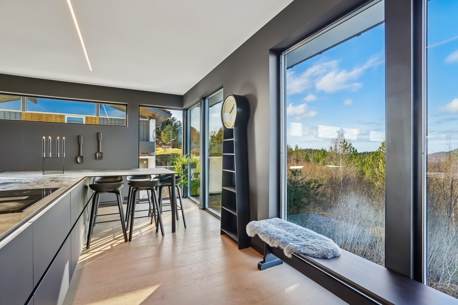 Store vindusflater og dempet fargepalett. Galleribilde