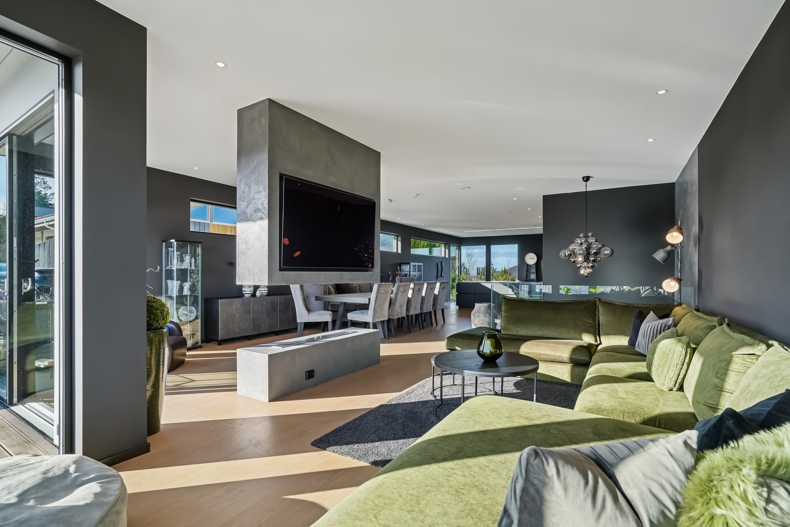 I nærheten av kjøkkenet er det god plass til en stor spisegruppe som inviterer til morgenro og gode matopplevelser med familie og venner. Galleribilde