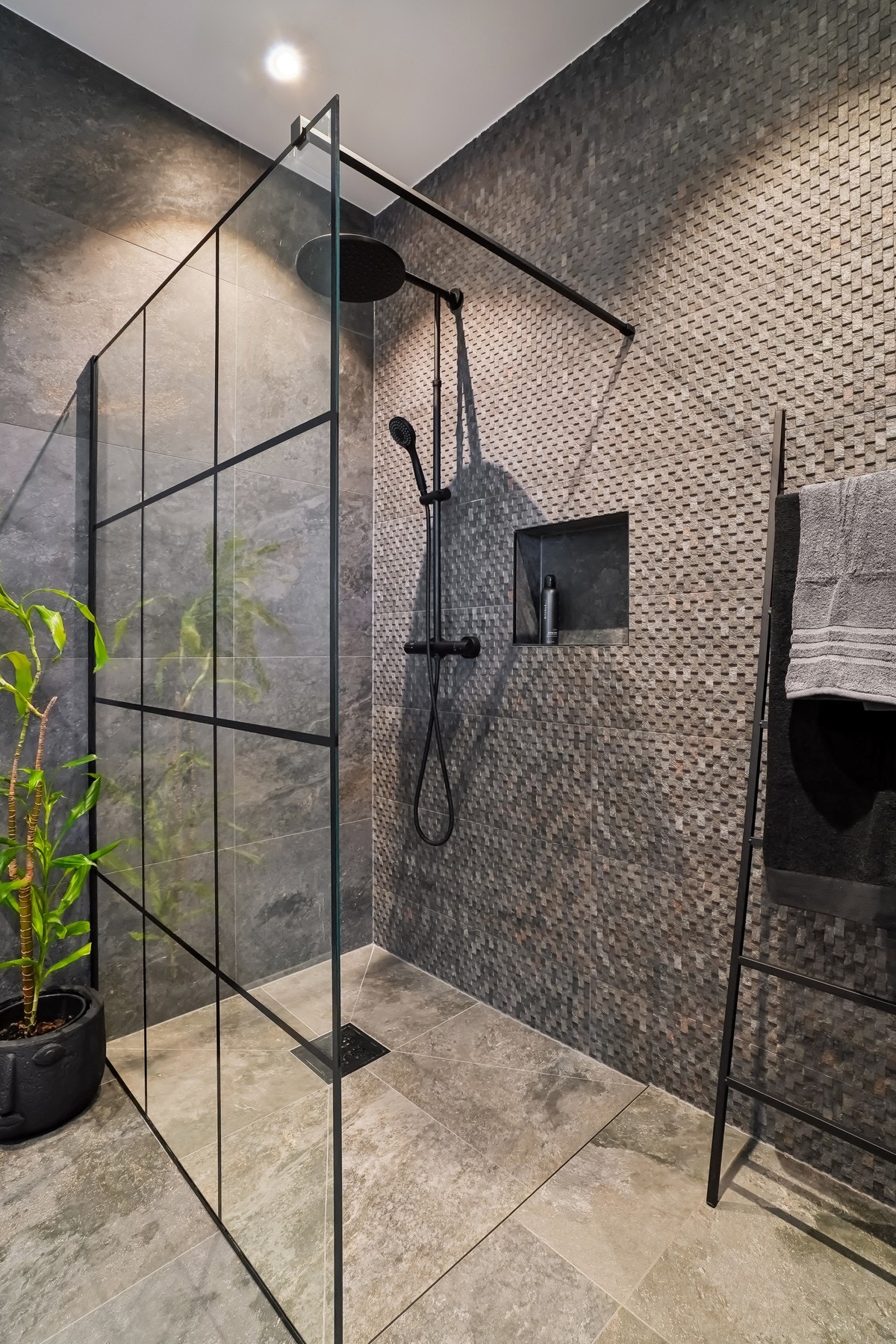 Dusjløsning med glassvegg, regnfallsdusj og innfelt nisje. Galleribilde