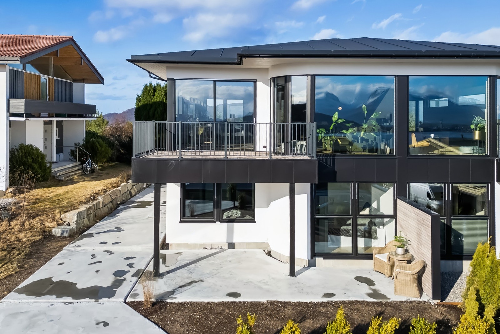 Eiendommen ligger i et attraktivt nabolag med kort vei til alt man måtte trenge. Velkommen til visning! Galleribilde