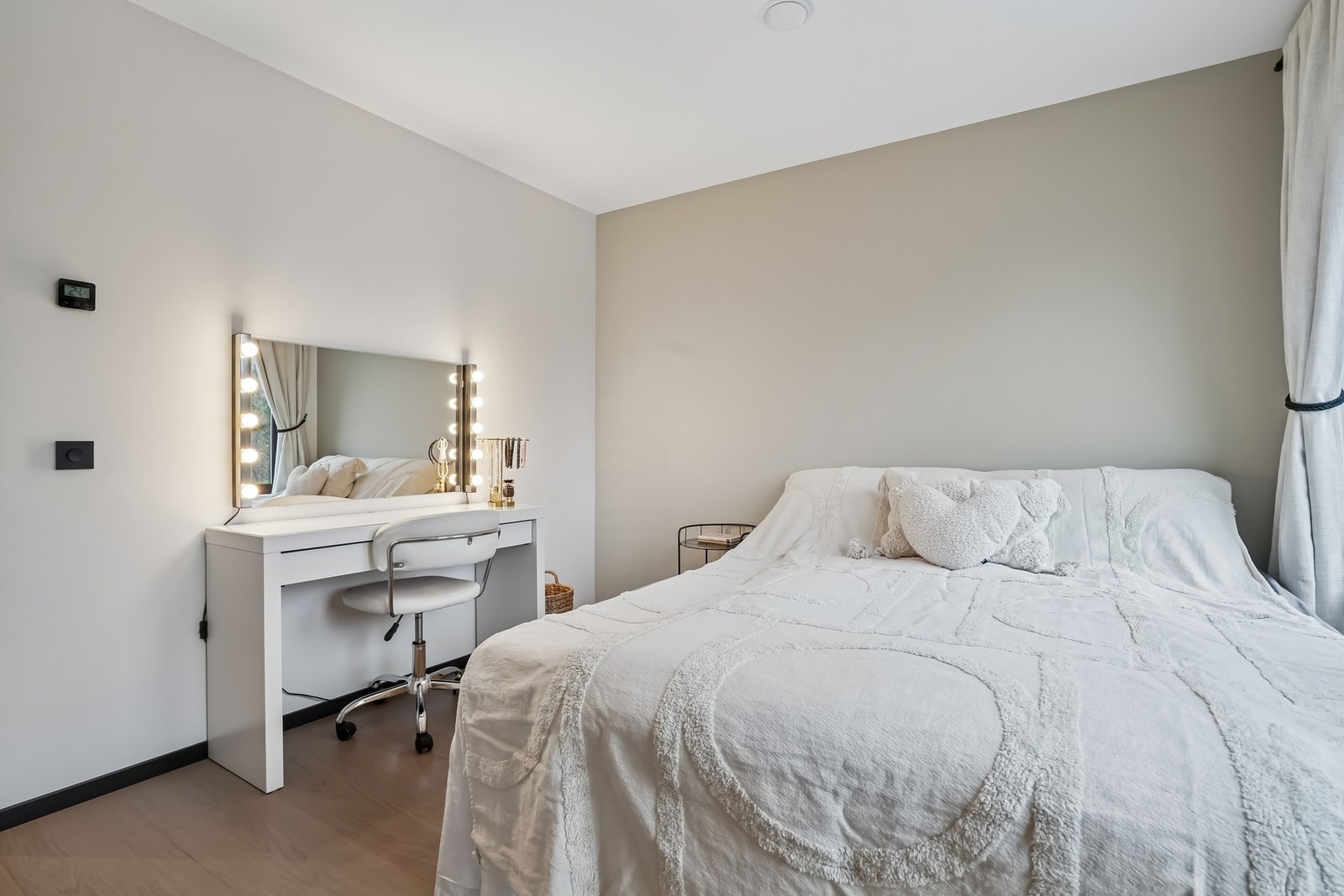 God plass til dobbeltseng, nattbord og skrivebord. Galleribilde