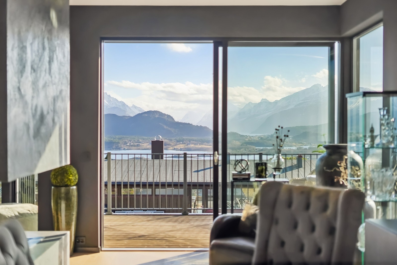 Fra stuen er det utgang til en sydvendt veranda på 10 kvm med svært gode solforhold. Galleribilde