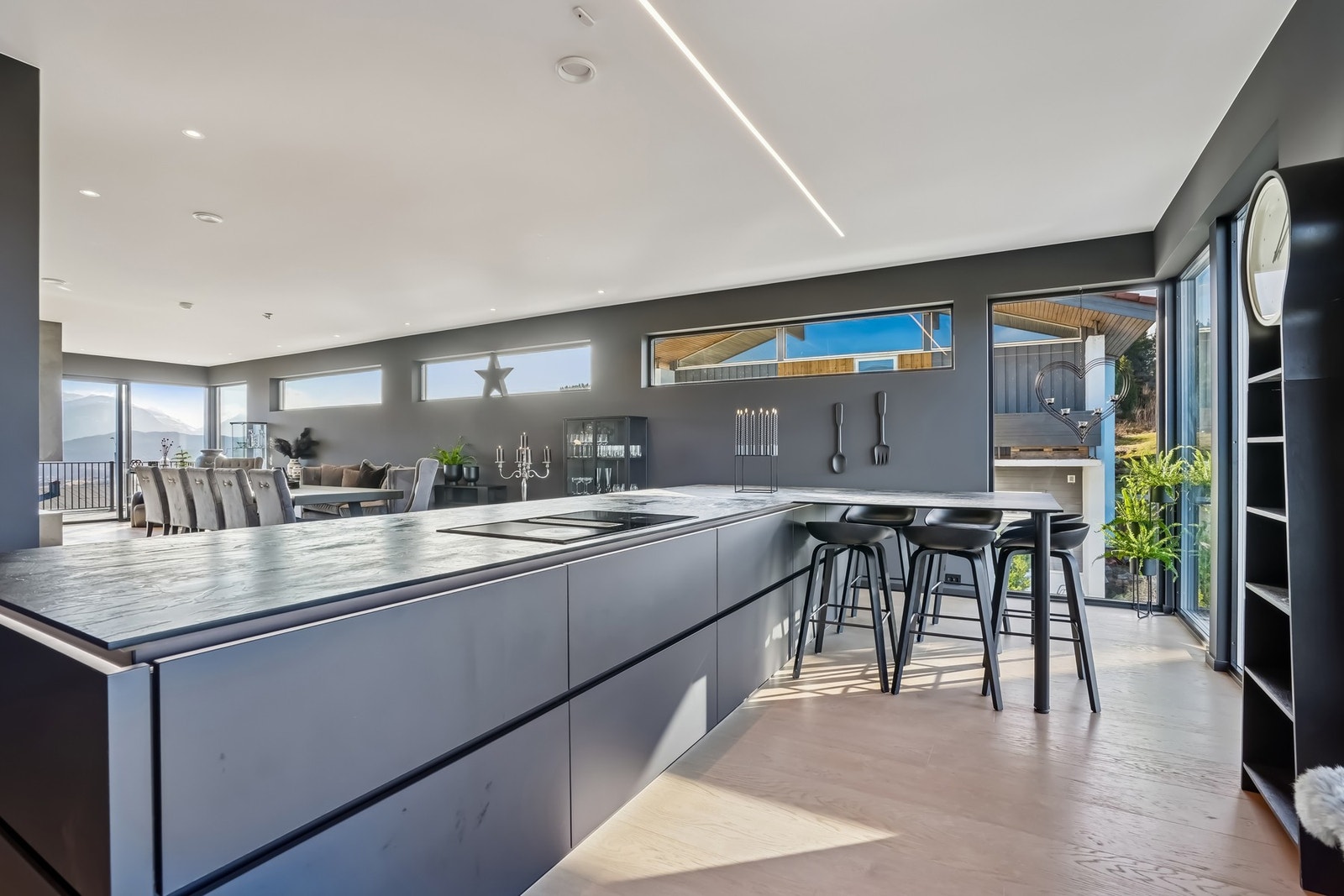 Barløsningen sørger for uformelle måltider og gode samtaler, men også for lekselesing for barna. Galleribilde