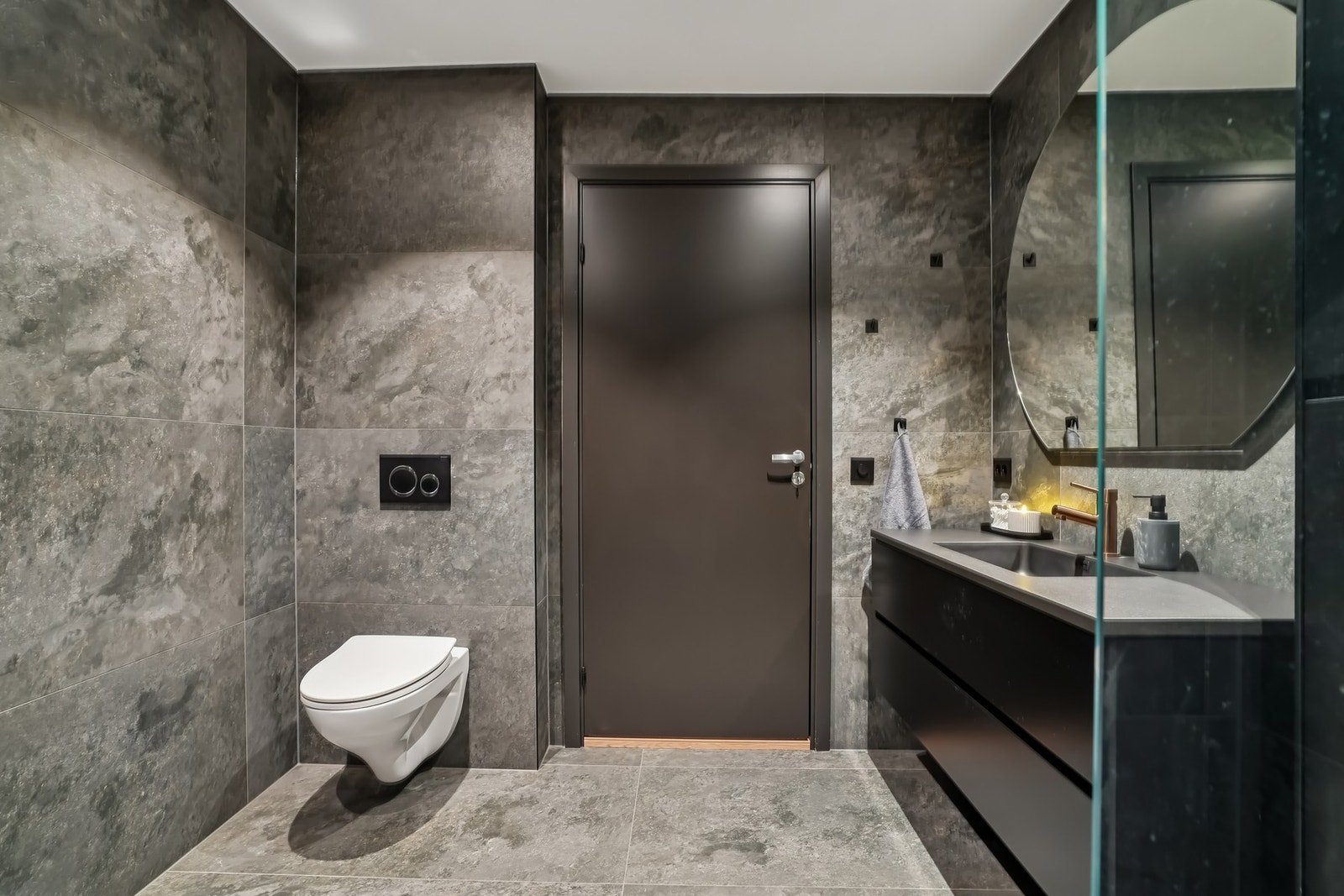 Badet har vegghengt tolett. Galleribilde