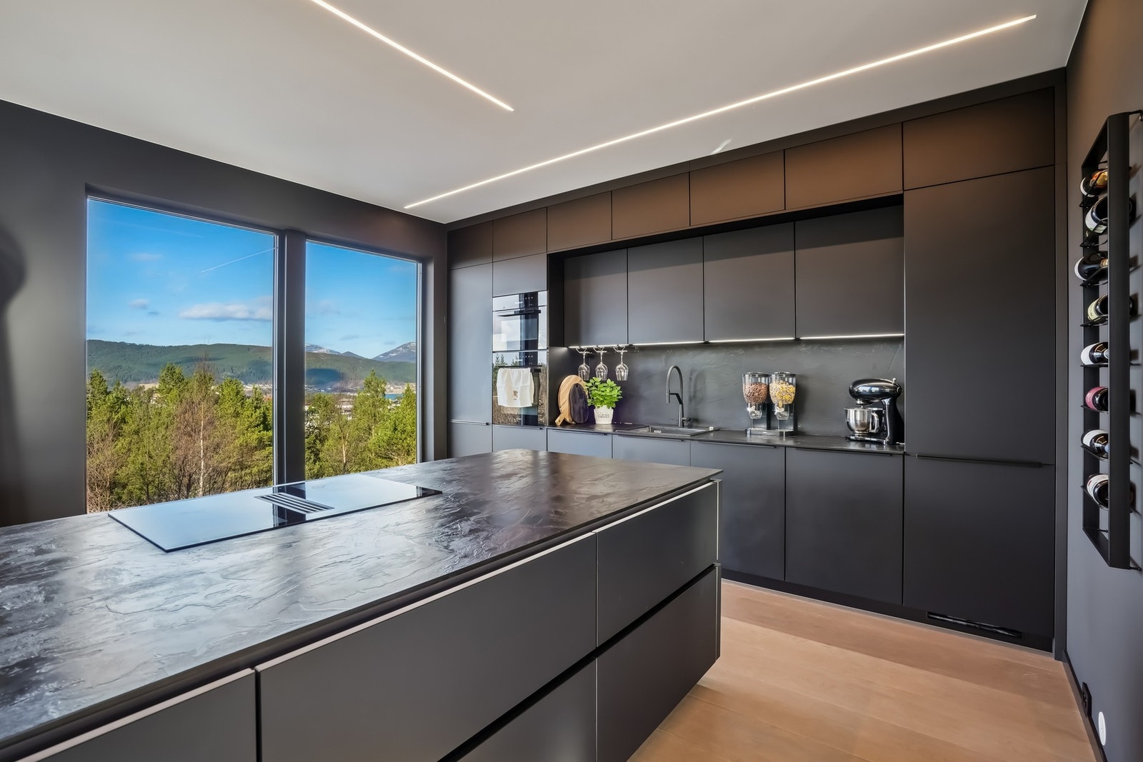 Dette kjøkkenet er perfekt for hverdagskokken og vinkjenneren. Galleribilde