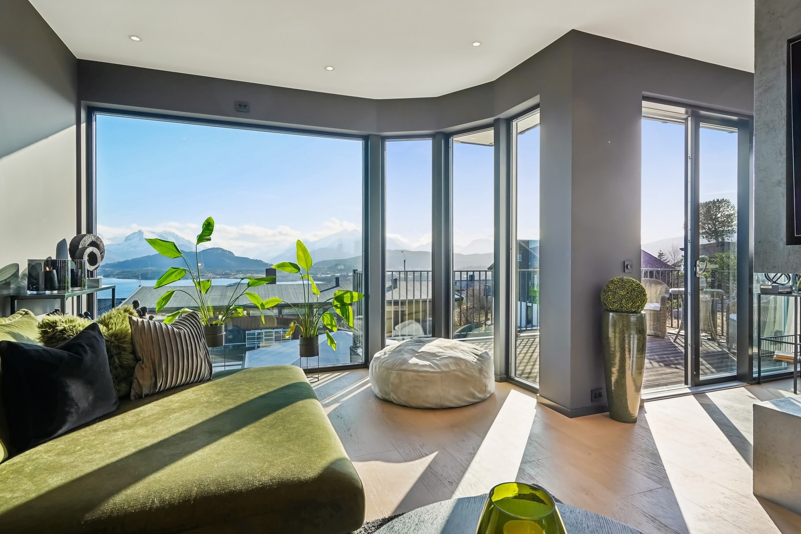 Et flott allrom som innbyr til hygge fra tidlig morgen til sent på kveld. Galleribilde