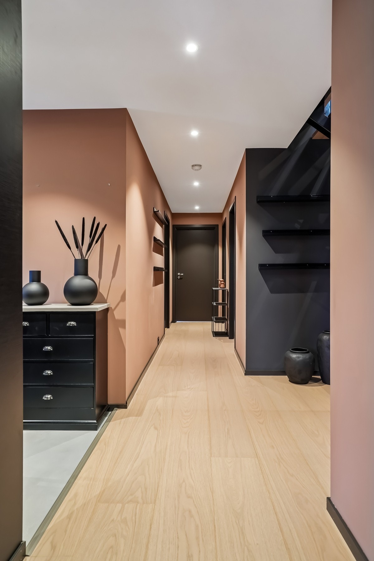 Gangen binder boligen sammen med varme toner. Galleribilde