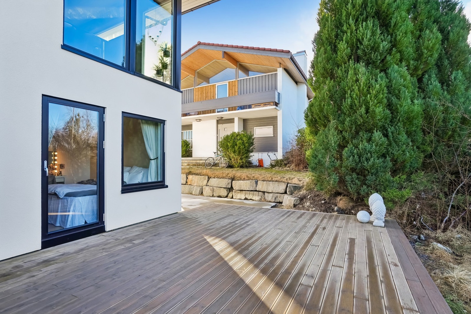 Vi beveger oss ut til terrassen som er beliggende mot nord, her nyter man sval skygge på varmere dager. Galleribilde