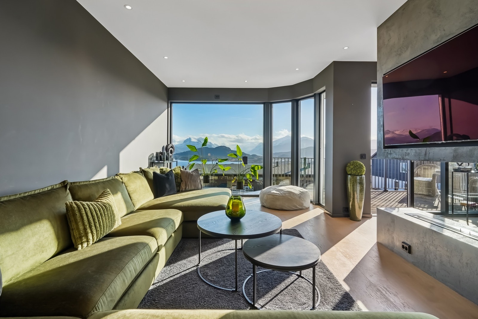 Stuen er innbydende med god plass til sofagruppe og tilhørende møblering. Galleribilde