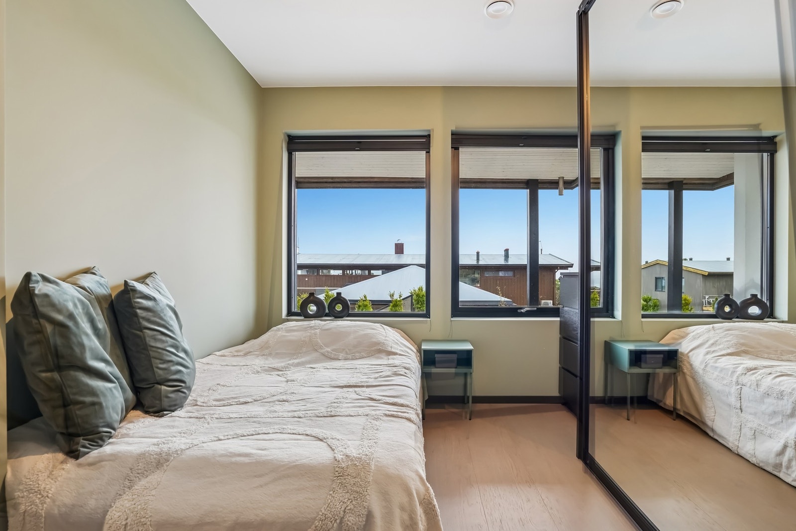 Soverom nr. 2 har et areal på 9,3 kvm med plass til ønsket sengestørrelse og nattbord. Galleribilde