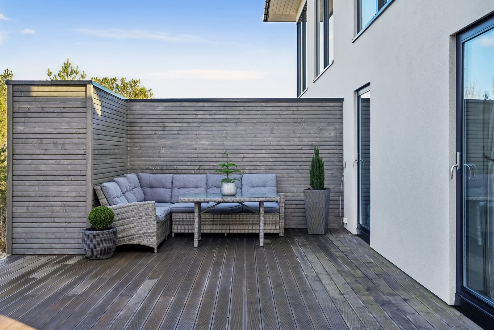 God plass til større sittegruppe og grillen. Her kan du nyte kveldssolen lenge. Galleribilde