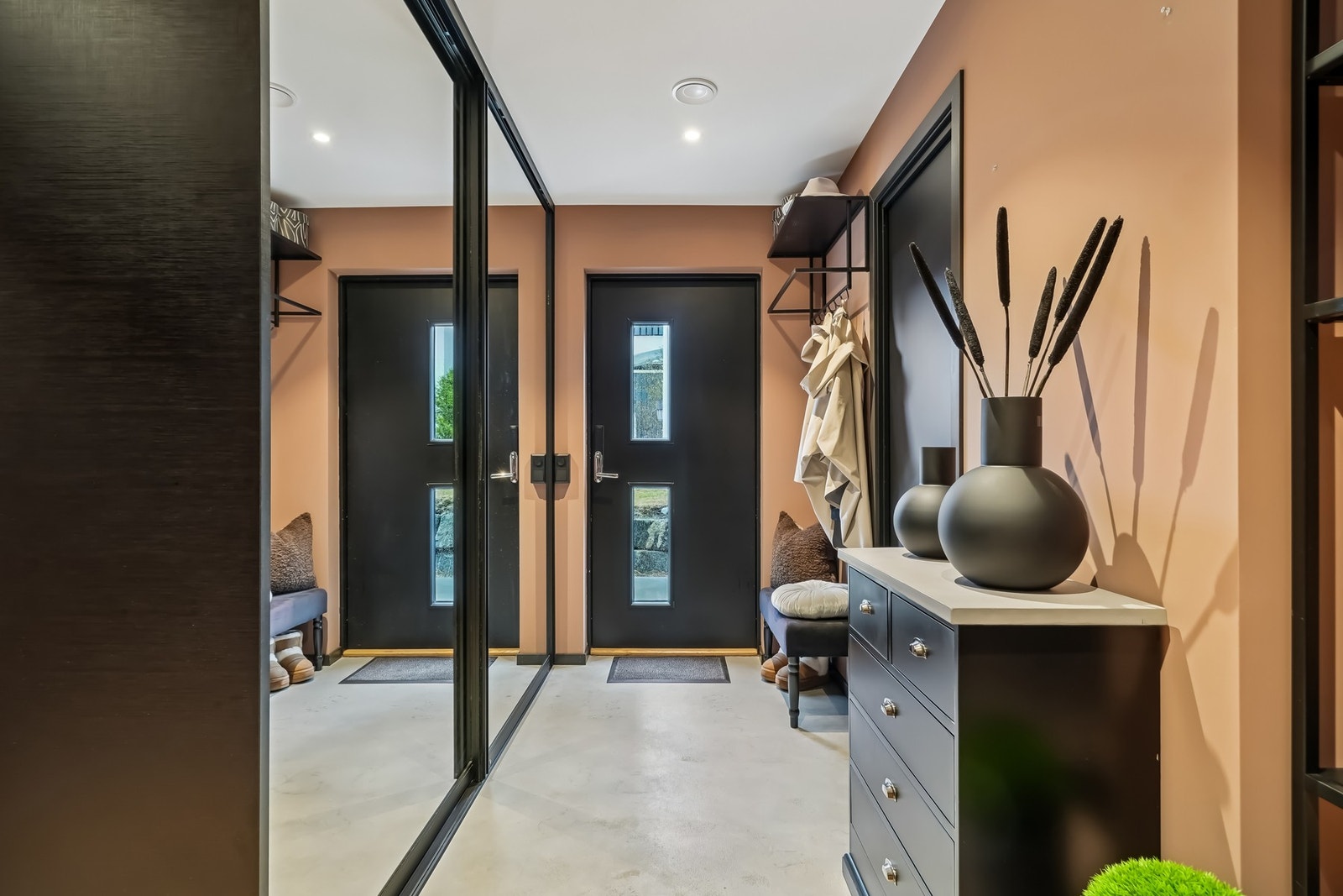 Velkommen inn - en smakfull entré med gjennomført design og rolig atmosfære. Kodelåsen sørger for sømløs adgang til boligen. Galleribilde