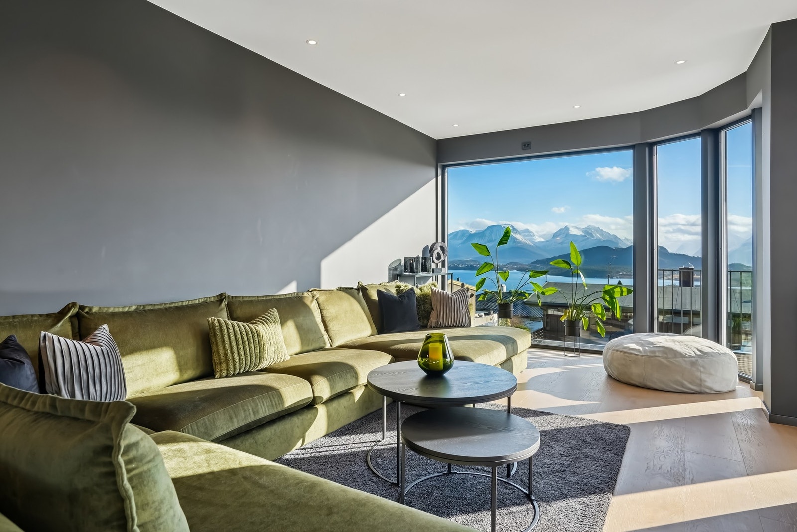 Boligen har et pent og moderne fargevalg på vegger, gulvflatene er belagt med slitesterk én-stavs laminatgulv. Galleribilde