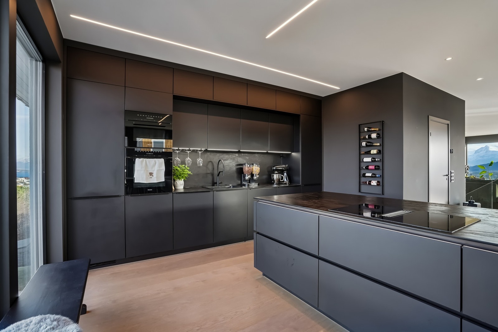 Det er godt med skap- og skuffeplass, samt arbeidsflater for matlagingen. Galleribilde