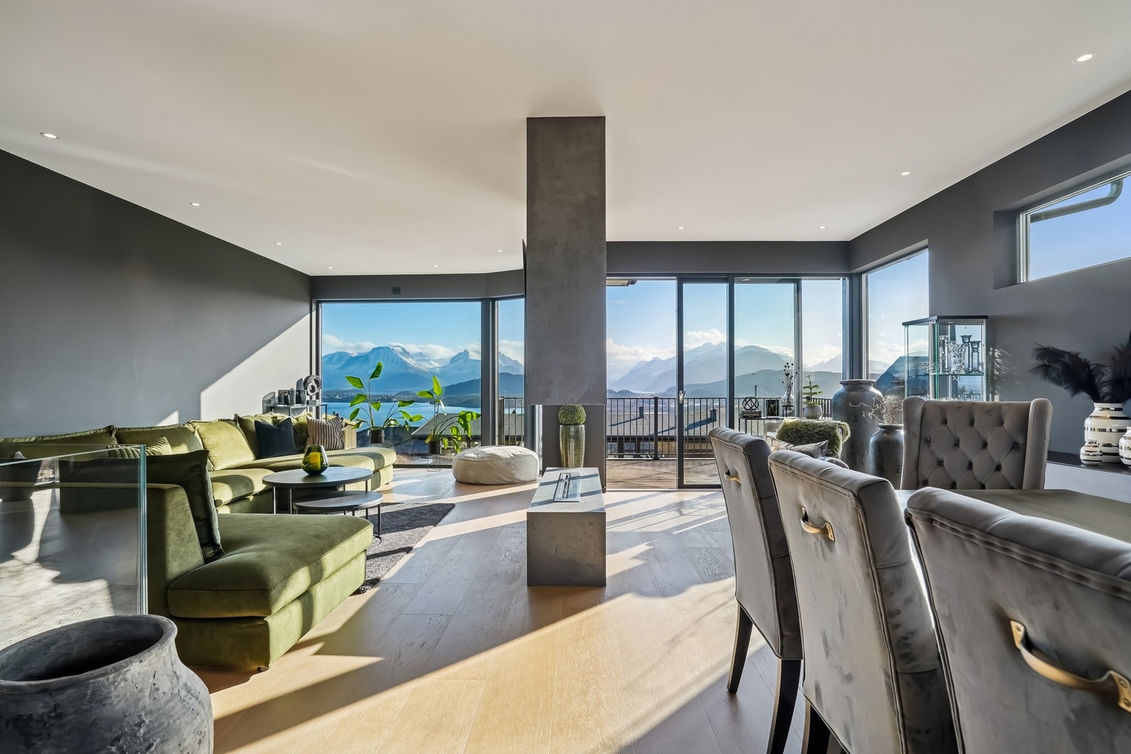 Man ønskes velkommen av en luftig og meget flott åpen stue/kjøkken-løsning i hovedetasjen på cirka 90 kvm. Galleribilde