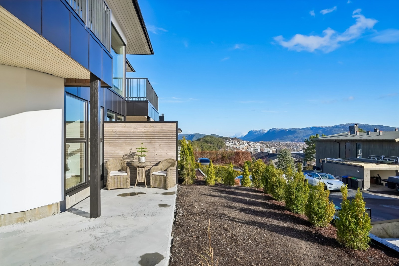 Sydvendt støpt betongplate på 20 kvm og levegg mot nabo. Plass til ønsket sittegruppe. Galleribilde