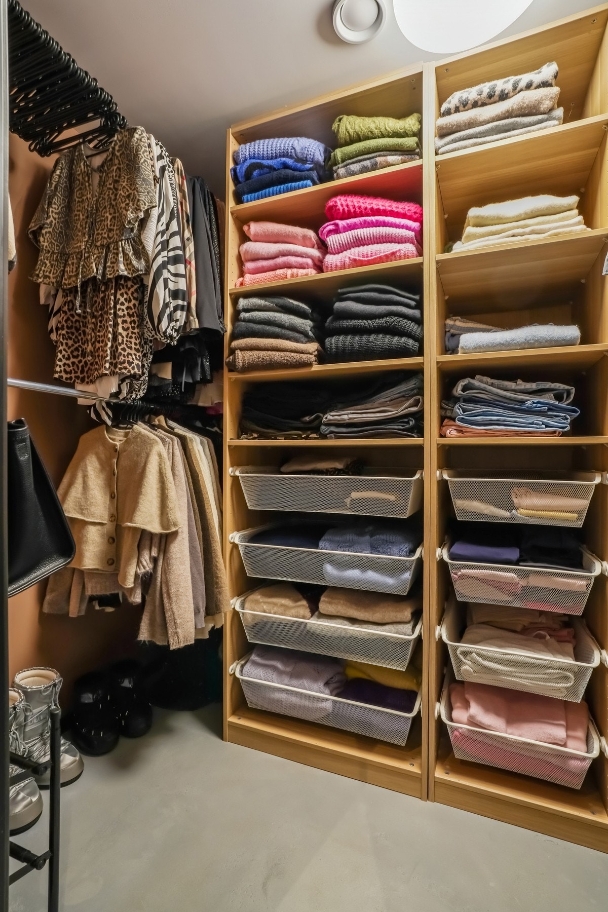 Garderoberom med innredning og oppheng for orden og oversikt. Galleribilde