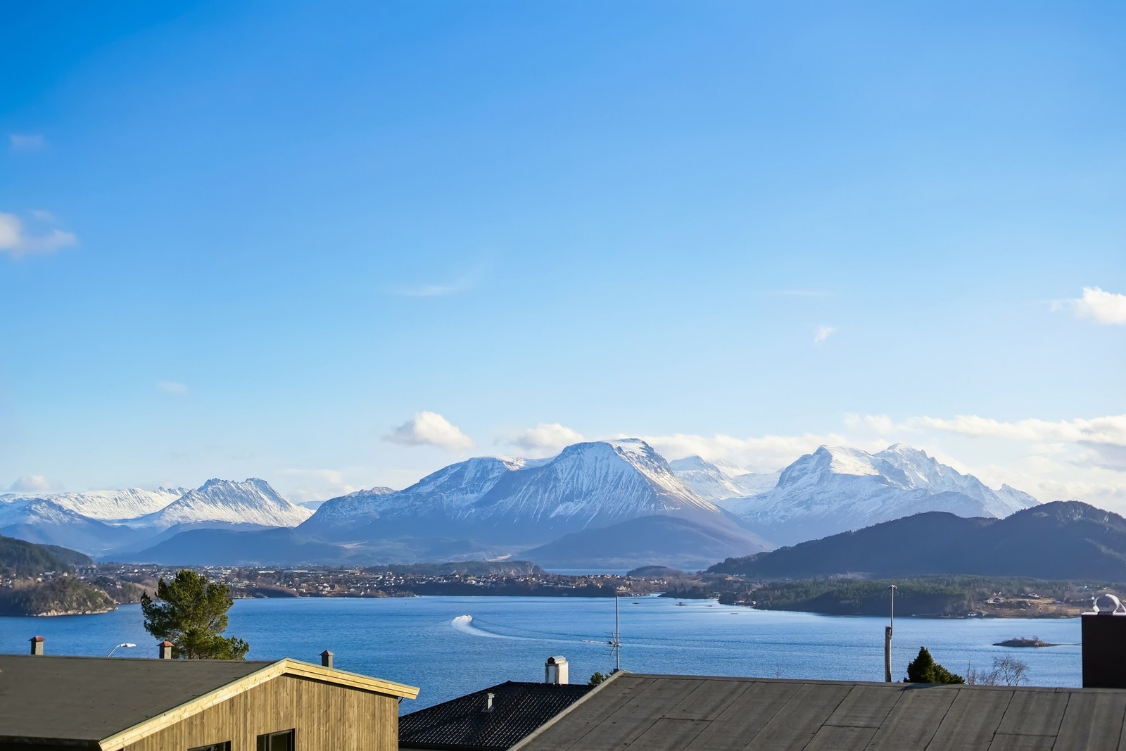 - hvor man nyter fantastisk panoramautsikt mot Sunnmørsalpene og ypperlige solforhold. Galleribilde