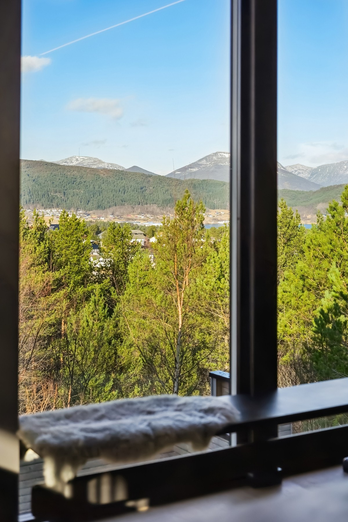 Flott utsikt mot nord til Ellingsøyfjorden. Galleribilde