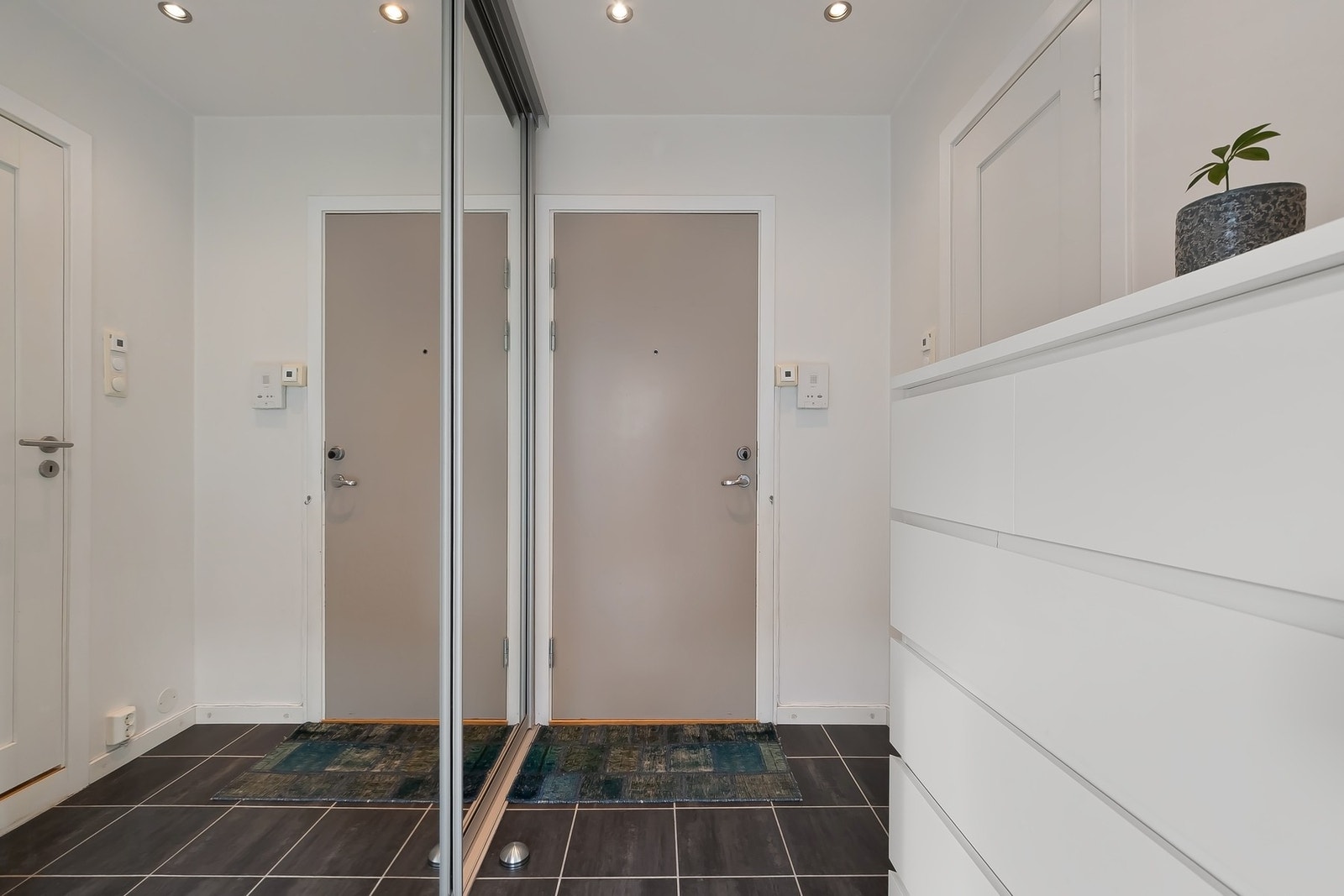 Leiligheten ligger i 3. etasje og har heisadkomst til leilighetsplan Galleribilde
