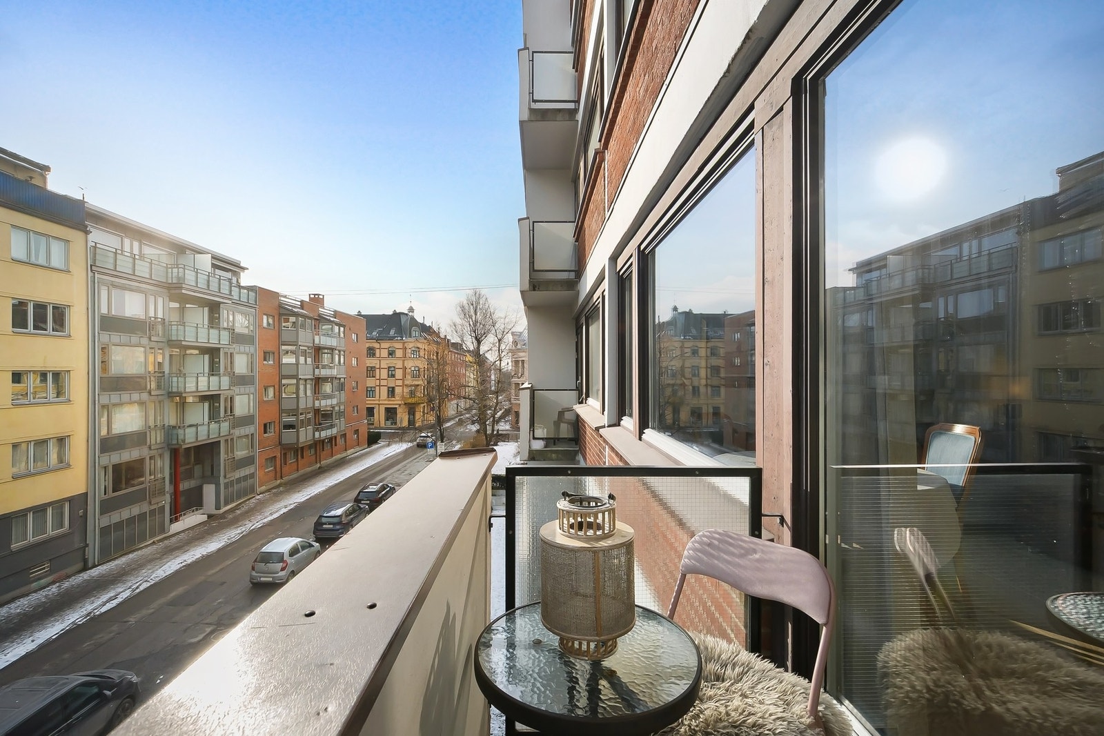 Her har man plass til balkongmøblement. På balkongen kan varme sommerdager nytes til det fulle. Galleribilde