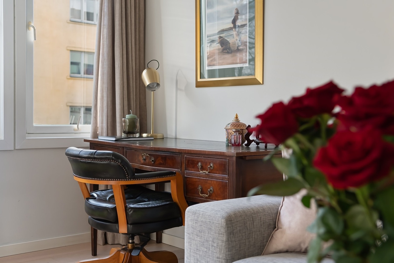 Rommet har plass til både sofa og spisebord, og kan enkelt deles inn i soner Galleribilde