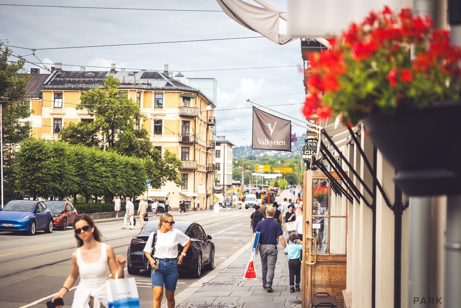 Majorstuen og Bogstadveien er velkjent for sitt yrende folkeliv, og ikke minst rike utvalg av butikker, kafeer, restauranter og utesteder. Her finner du alt fra store, rimelige kleskjeder til fasjonable motehus du ikke finner andre steder i byen Galleribilde