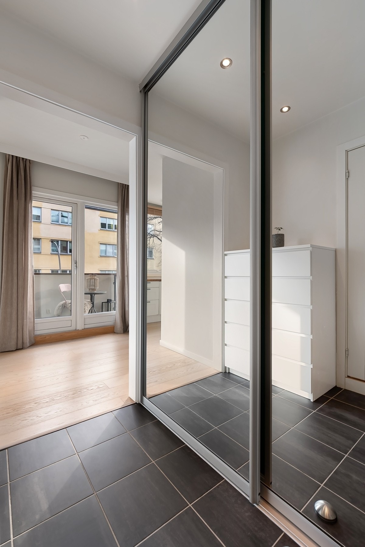 Entréen har plass til oppbevaring i praktisk skyvedørsgarderobe og i kommode, og er utstyrt med dørcalling Galleribilde