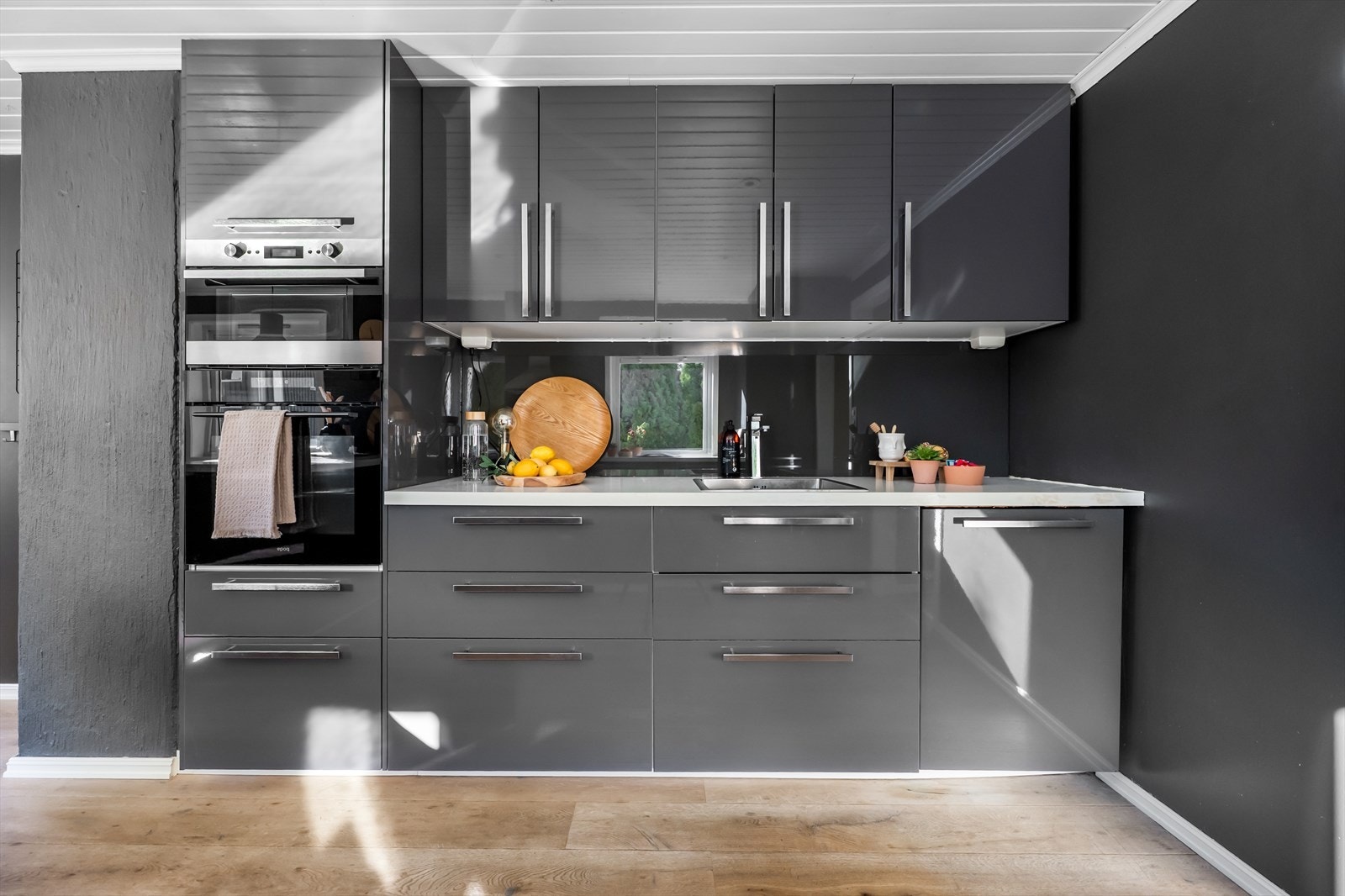 Kjøkkenet er utstyrt med kjøleskap, fryser, oppvaskmaskin, platetopp, ovn og micro. Galleribilde