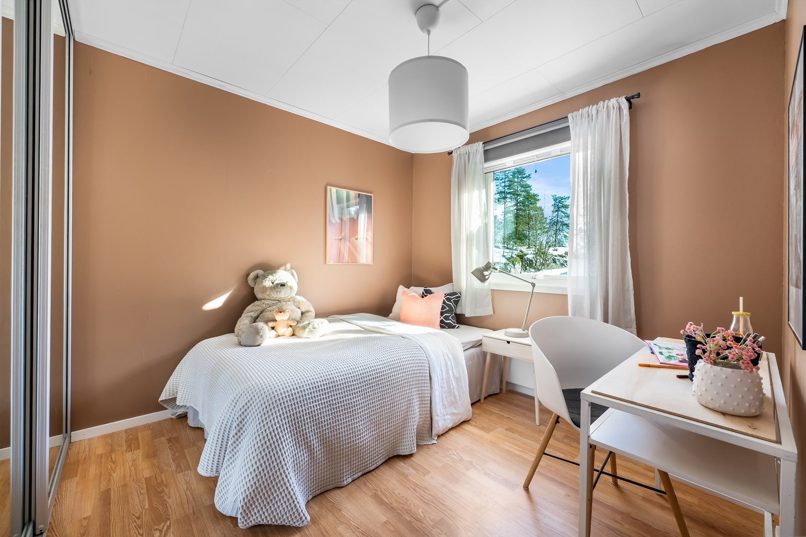 Soverom med god plass til seng, skrivebord, nattbord og øvrig møblement. Det er skyvedørsgarderobe for gode lagringsmuligheter. Galleribilde