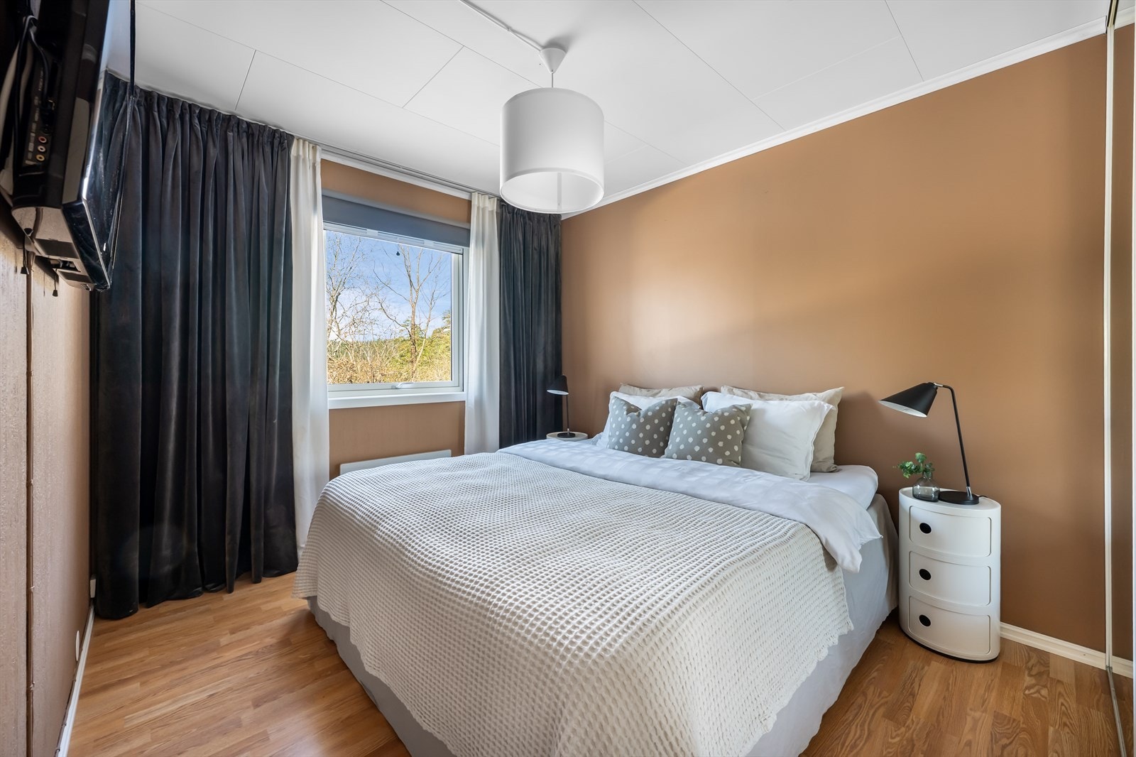 Hovedsoverom med god plass til seng og øvrig møblement. Det er skvyedørsgarderobe med gode lagringsmuligheter. Galleribilde