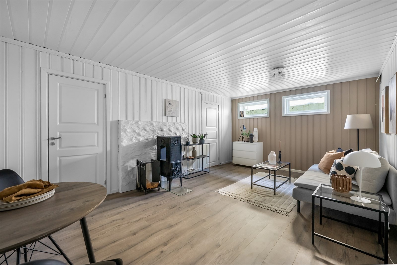 Innredet kjellerstue med deilig vedovn. Galleribilde