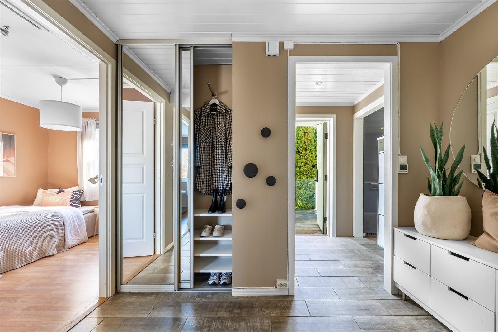 Romslig gang og entré med god plass til oppbevaring i skyvedørsgarderobe. Galleribilde