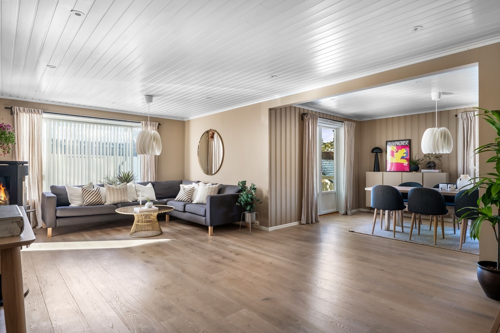 Boligen har en romslig og åpen stue med god plass til spisebord og sofagruppe. Det er utgang til en terrasse med god plass til hagemøblement. Galleribilde