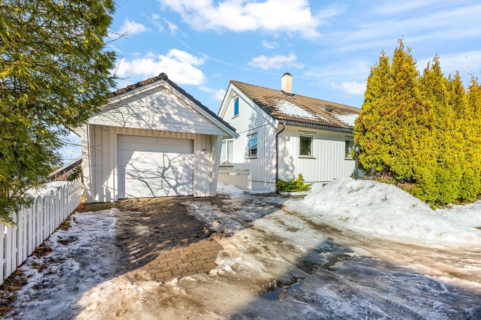 Eiendommen har garasje og for øvrig god parkeringsdekning på egen tomt. Galleribilde