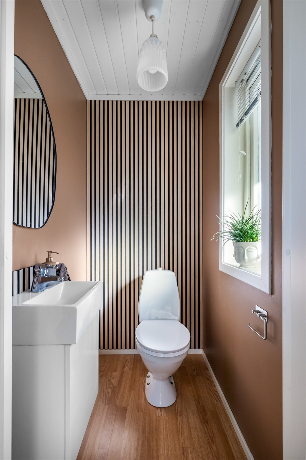 Praktisk toalettrom i 1. etasje. Galleribilde