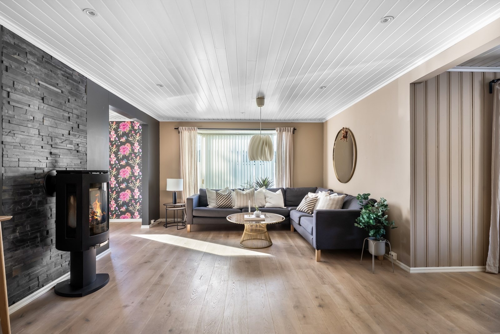 Stuen er boligens allrom og det har god plass til og invitere familie og venner til hyggelige lag og sammenkomster. Galleribilde