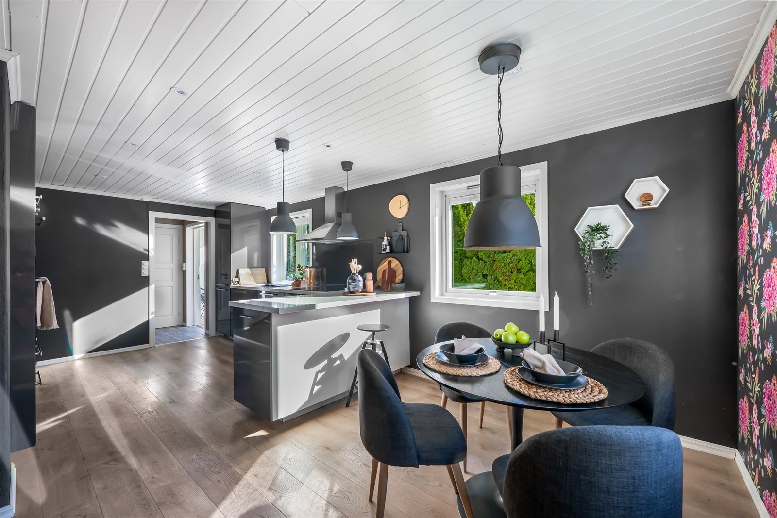 Det er kjøkkenventilator med avtrekk ut og god arbeidsplass for den som er glad i kokkelering. Galleribilde