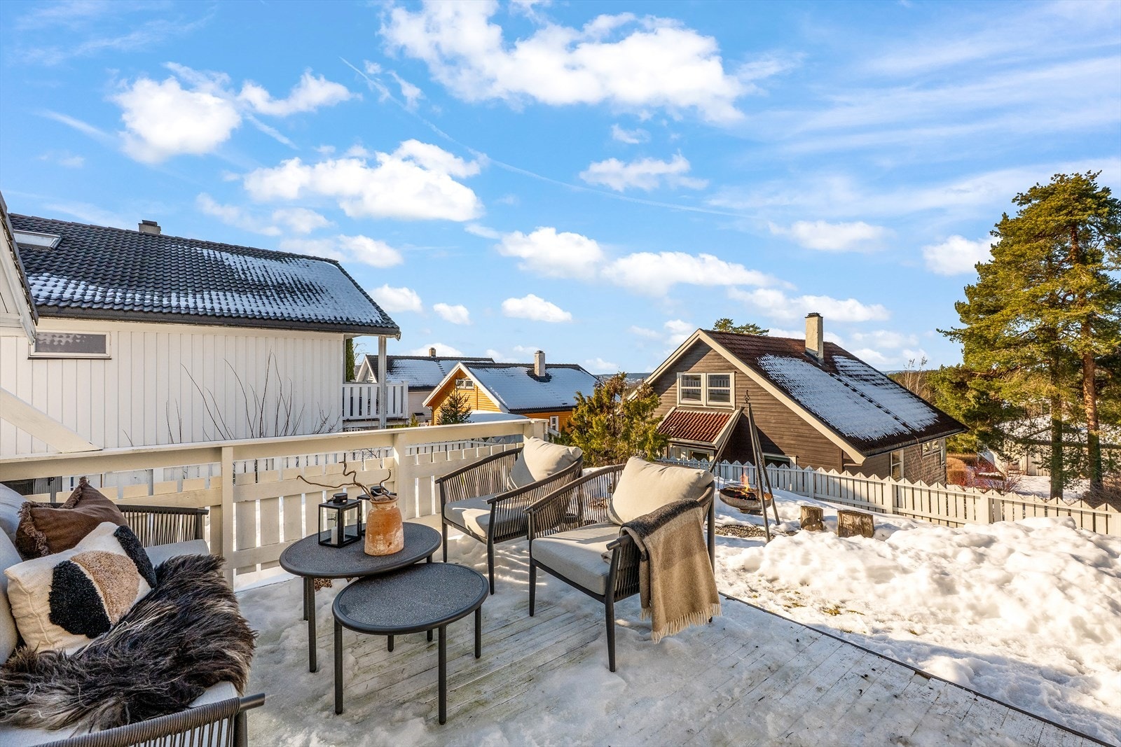 Terrasse og bålplass. Eiendommen har flere uteplasser med gode solforhold fra morgen til sen kveld i sommerhalvåret. Galleribilde