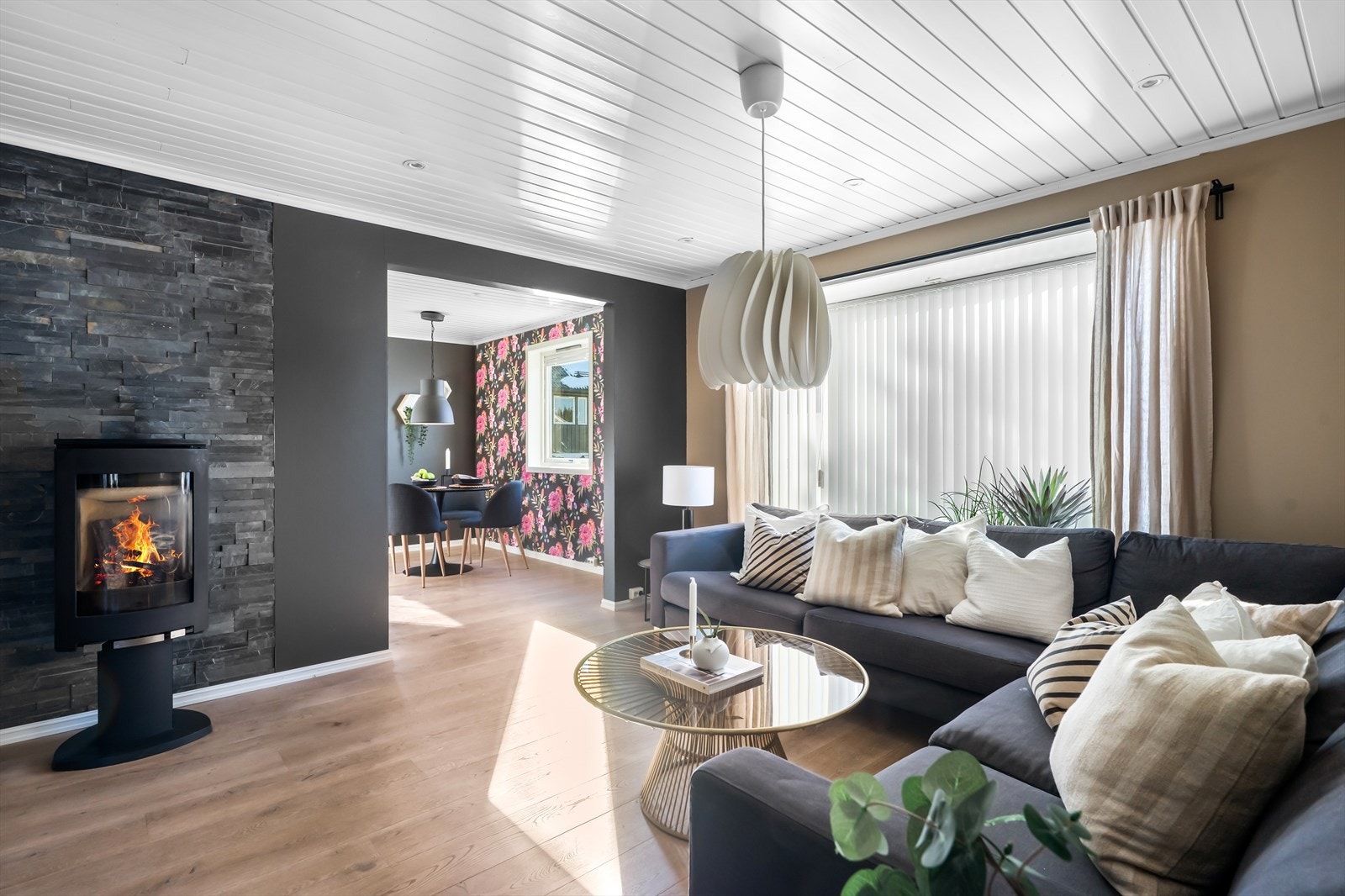 Det er downlights i himling for en behagelig belysning og store vindusflater som bidrar til rikelig med naturlig lysinnslipp. Galleribilde