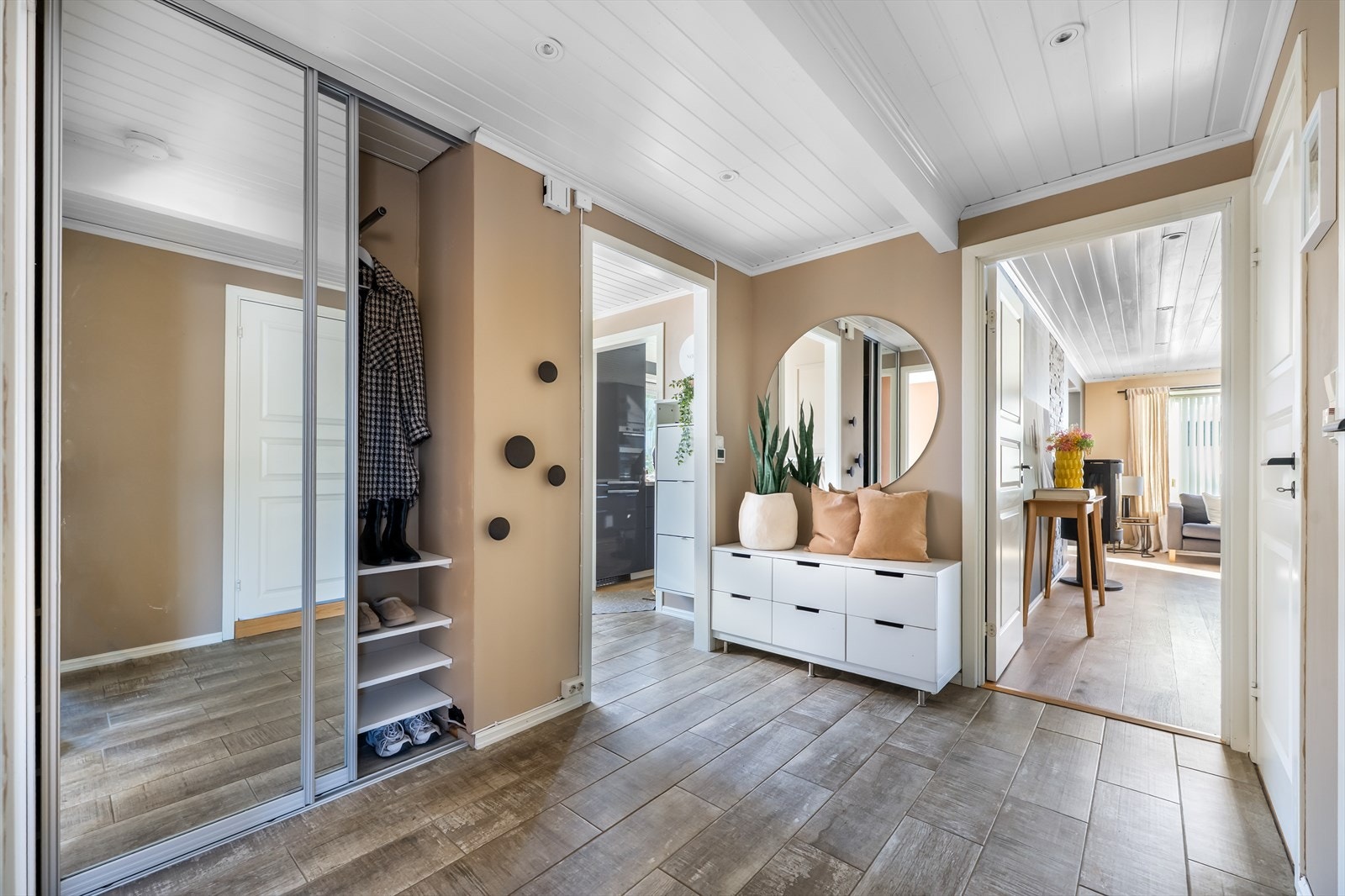 Praktisk og flislagt gang/ hall med gode lagringsmuligheter. Galleribilde