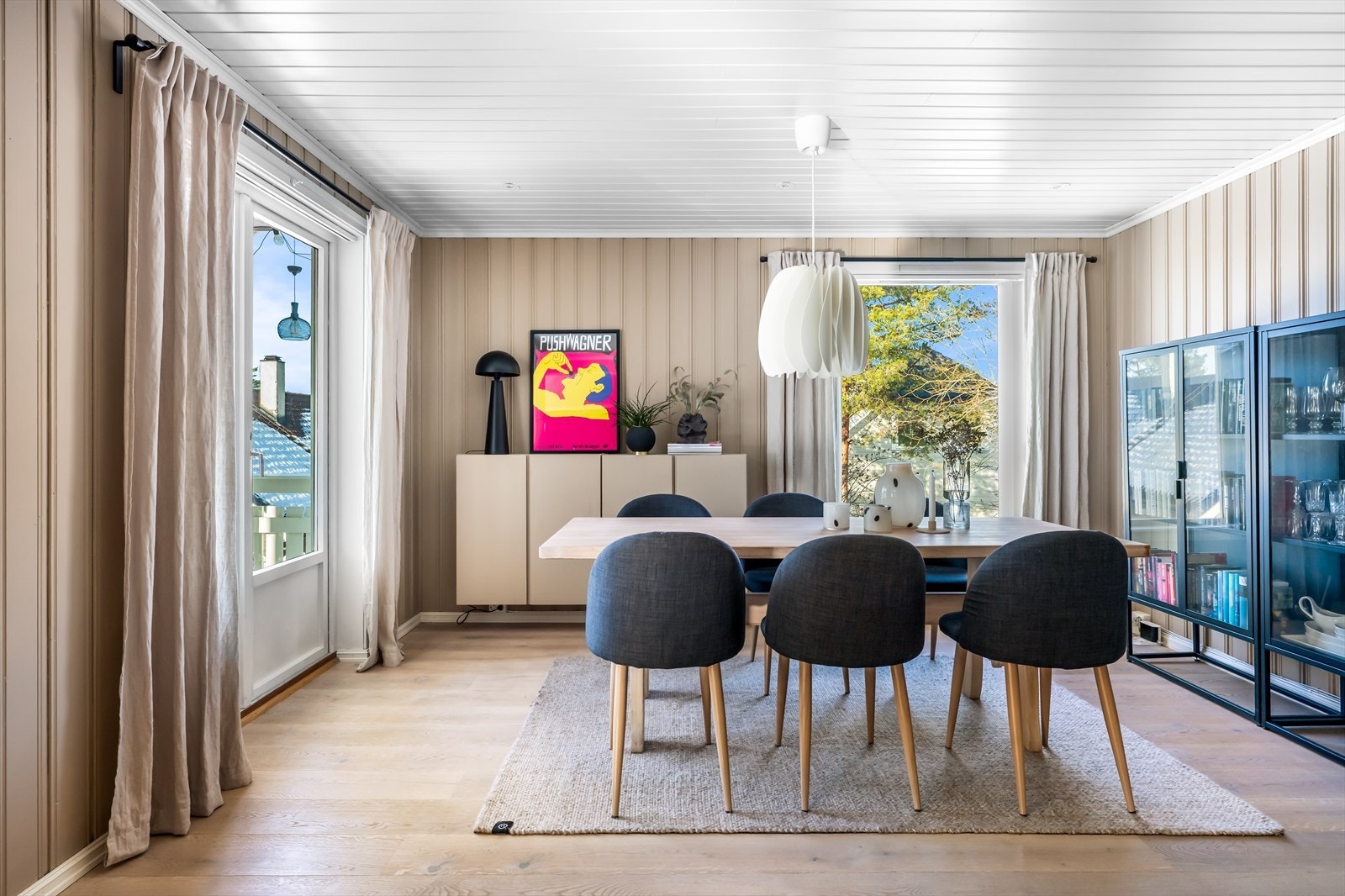 Stuen er malt i moderne og lune farger som gir en hyggelig atmosfære. Galleribilde