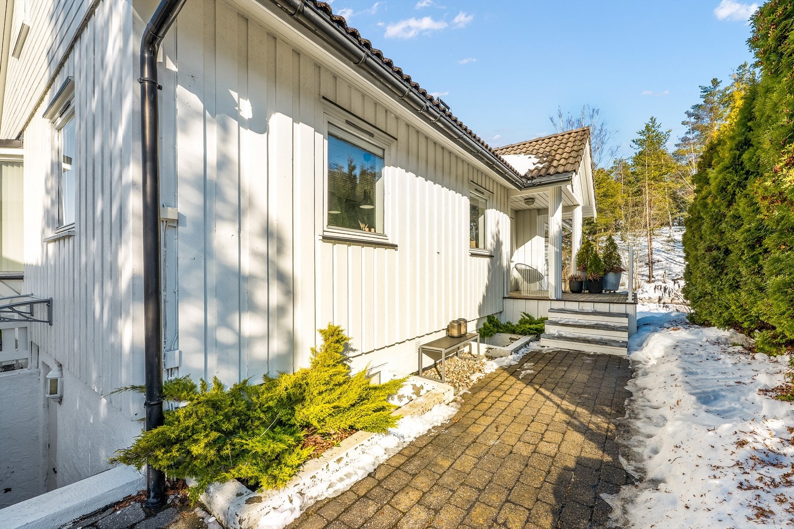 Hagen er pent opparbeidet med diverse beplantning. Galleribilde