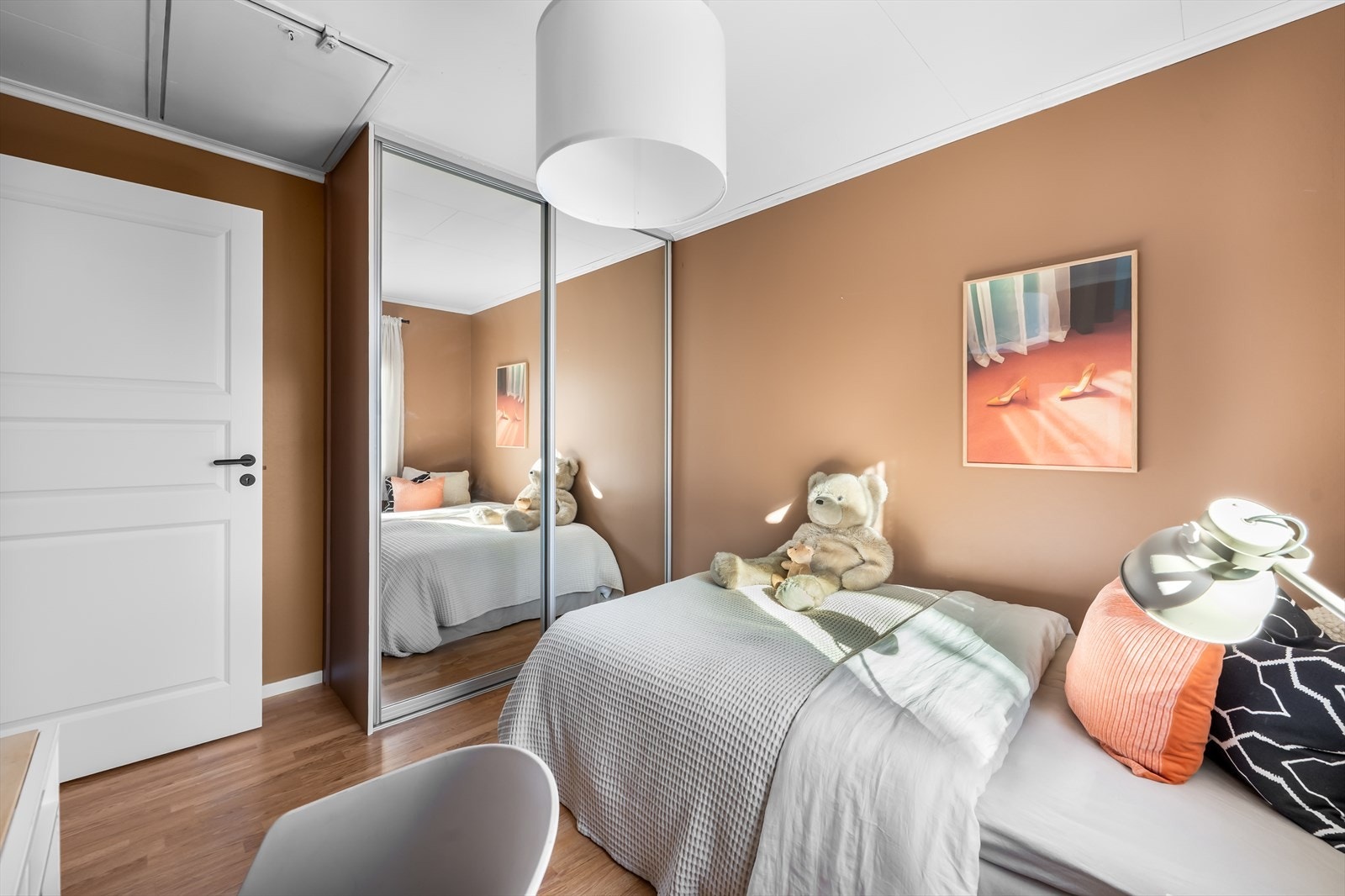 Det er tilkomst til uinnredet loft med lagringsmuligheter. Galleribilde