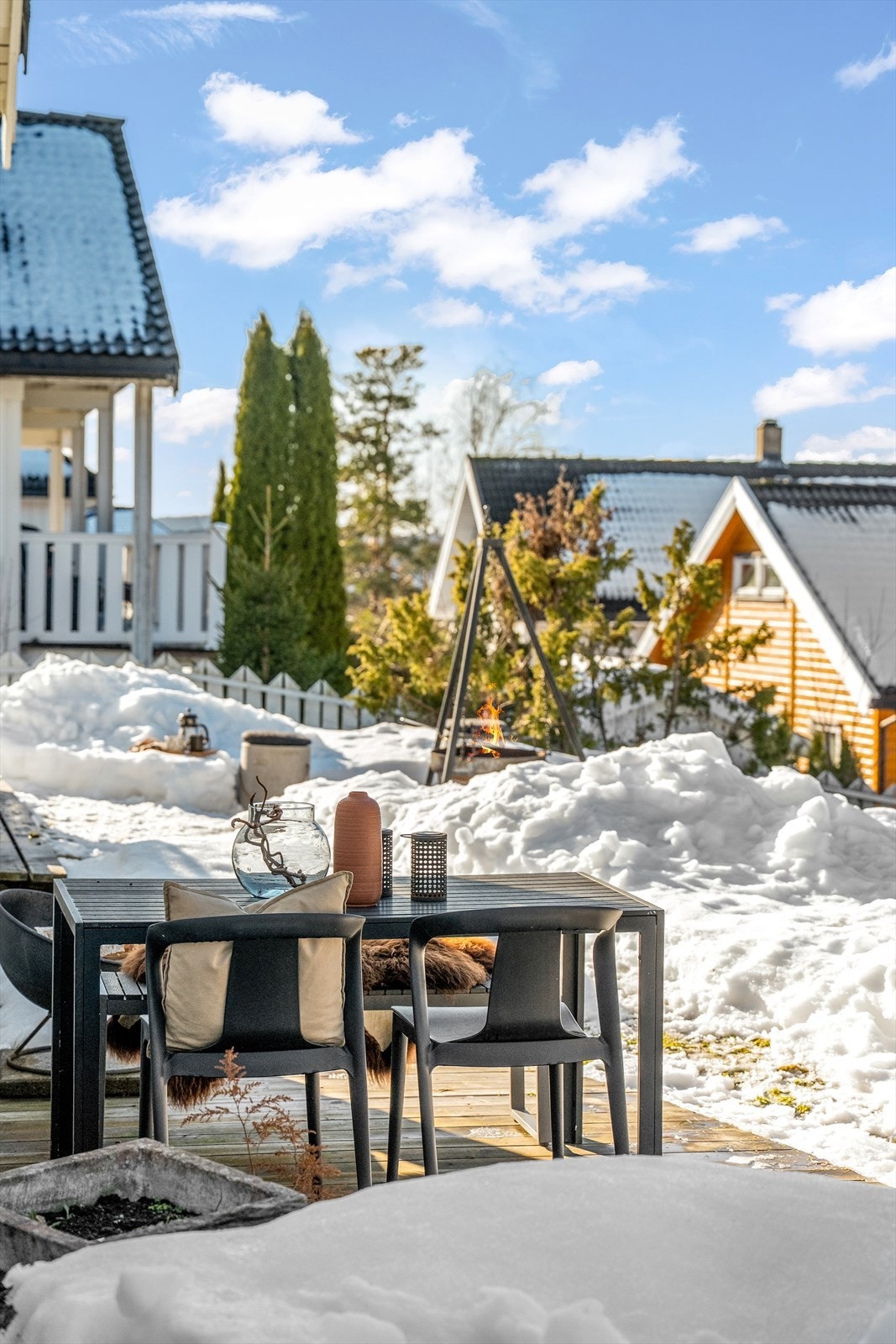 Eiendommen har en flott opparbeidet naturhage som er et flott skue fra tidlig vår til høst. Galleribilde