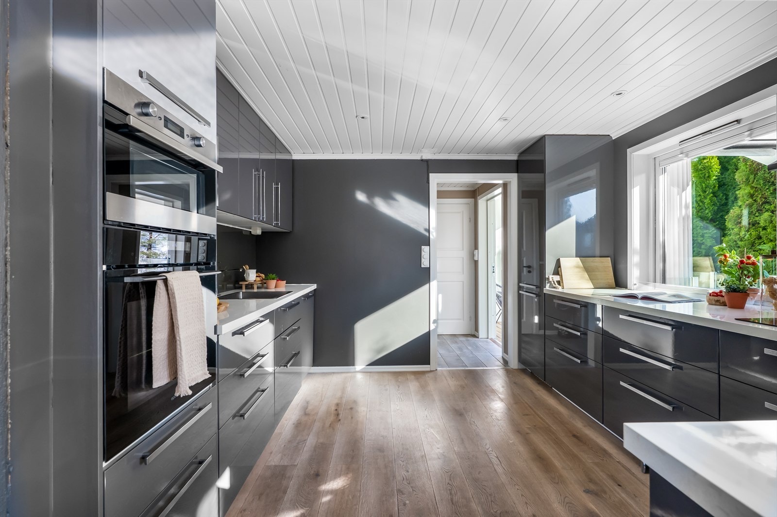 Det er downlights i himling med godt arbeidslys. Galleribilde